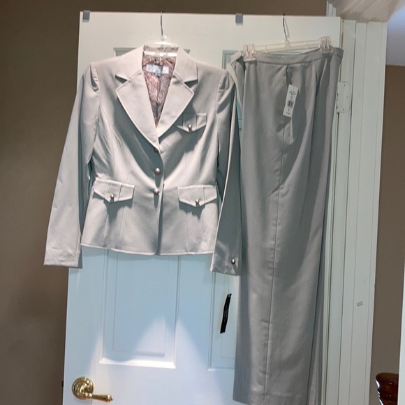 Women’s NWT petite jacket and pants. Tahari.